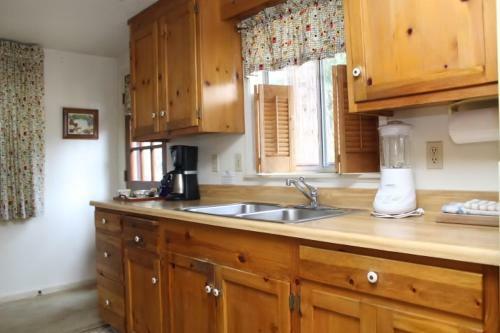 Piety Hill Cottages Motel And Bed And Breakfast