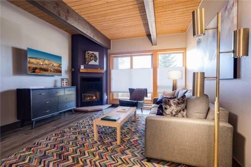 West Condominiums - W3204