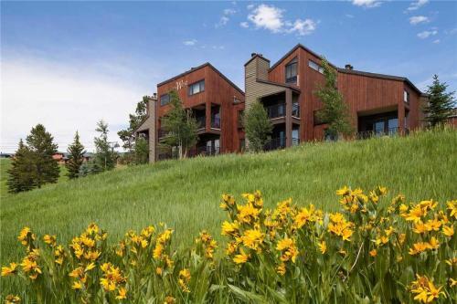 West Condominiums - W3204