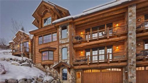 Panorama Lodge North: Luxury Log Home With Hot Tub, Elevator, Views (5br)