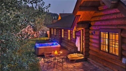 Panorama Lodge North: Luxury Log Home With Hot Tub, Elevator, Views (5br)
