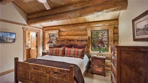 Panorama Lodge North: Luxury Log Home With Hot Tub, Elevator, Views (5br)
