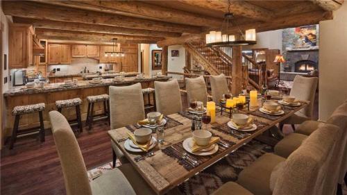 Panorama Lodge North: Luxury Log Home With Hot Tub, Elevator, Views (5br)