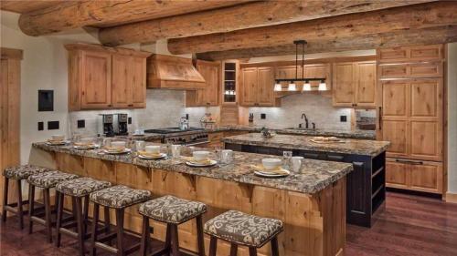 Panorama Lodge North: Luxury Log Home With Hot Tub, Elevator, Views (5br)