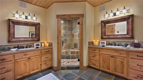 Panorama Lodge North: Luxury Log Home With Hot Tub, Elevator, Views (5br)