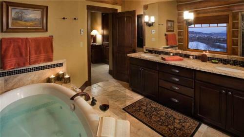 Lookout Lodge - Iconic Ultra Luxury Private Home