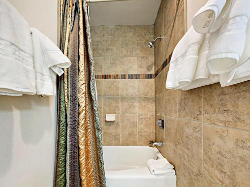Apartamento 2800 Village Drive Condo Unit 1101