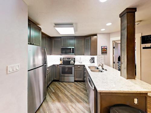 Apartamento 2800 Village Drive Condo Unit 1101