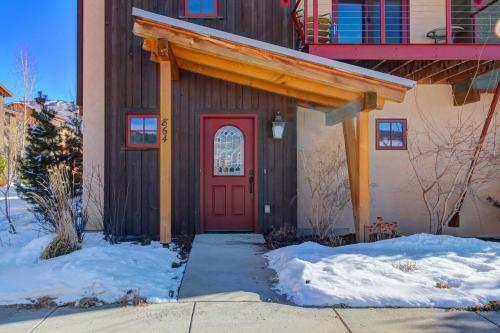 Upscale Majestic Valley Townhome
