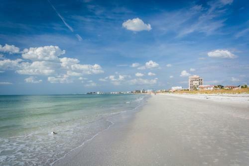 Parkside 15, 2 Bedrooms, Walk To Beach, Pool Access, Sleeps 6