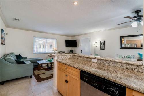 Parkside 15, 2 Bedrooms, Walk To Beach, Pool Access, Sleeps 6