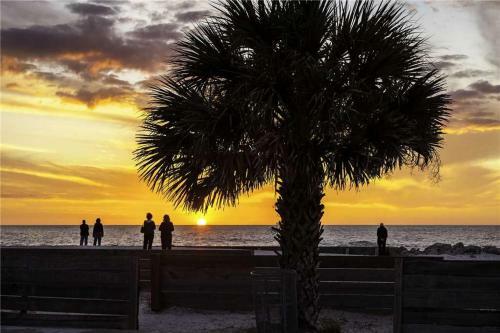 Parkside 15, 2 Bedrooms, Walk To Beach, Pool Access, Sleeps 6