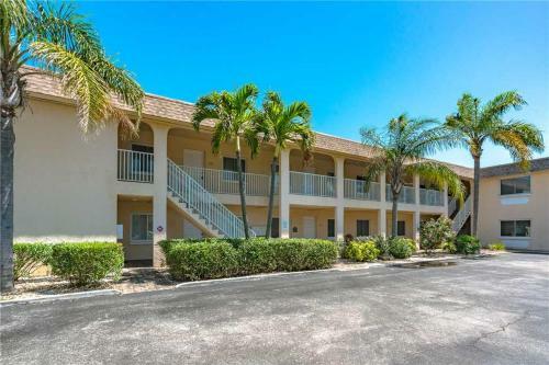 Parkside 15, 2 Bedrooms, Walk To Beach, Pool Access, Sleeps 6