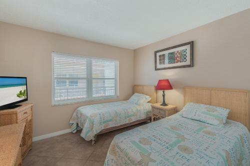 Madeira Norte 206, 2 Bedrooms, Beach Front, Wifi, Pool Access, Sleeps 6