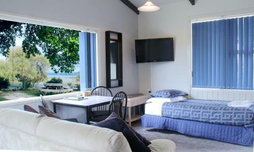 Jack & Di's Lakefront Motel