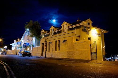 Watersedge Hotel