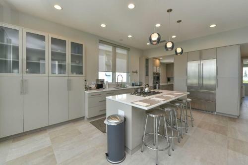 The Lookout By Beachside Management