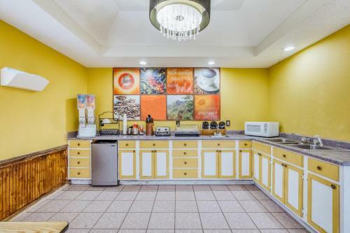 Oyo Hotel Macon Ga West - 4 Mi From Macon Va Clinic