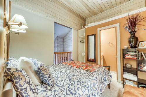 Elkhorn Studio Condo - The Clocktower