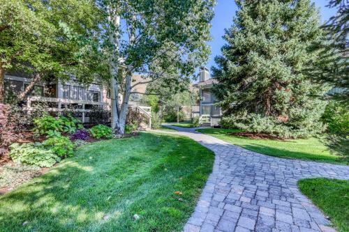 New Villager Retreat With Baldy Views