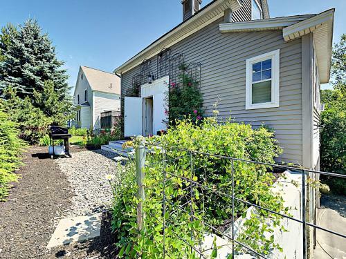 10 Ocean Street Cottage