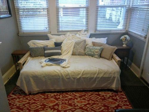 Sunny 1 Bedroom Home Near Tower Grove Park