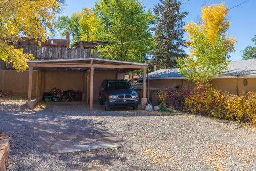 1 Bedroom - 5 Min. Walk To Canyon Rd. - Carmel