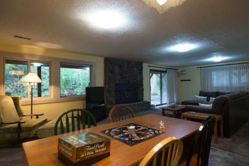 Lucky's Mountain Chalet Four-bedroom Chalet