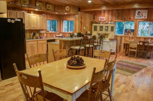 Eagle Falls Lodge Three-bedroom Chalet