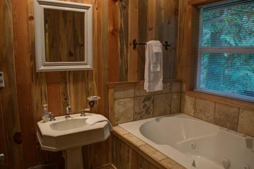 Eagle Falls Lodge Three-bedroom Chalet