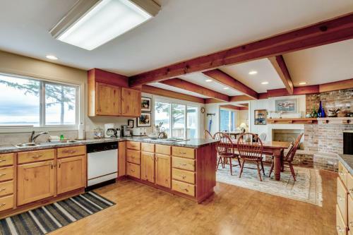Spectacular Seaside Surf-view Home