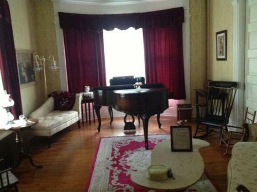 Bed & Breakfast Victorian Charm Inn
