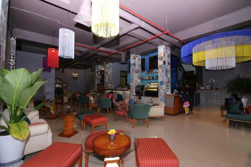 Geminai Hotel & Caf�
