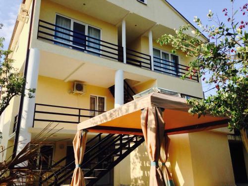 Hostal Rozalin Guest House