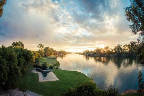 Hostal Broadwater River Estate