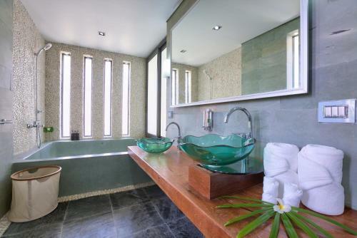 Villa U - Beachfront Haven