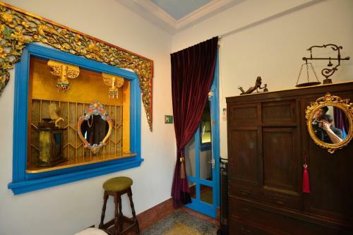 Chikan West House