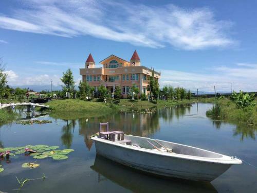 Love Lake Castle