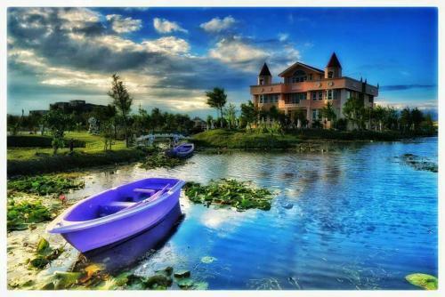 Love Lake Castle