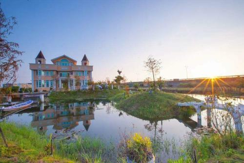 Love Lake Castle