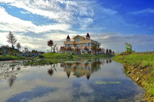 Love Lake Castle