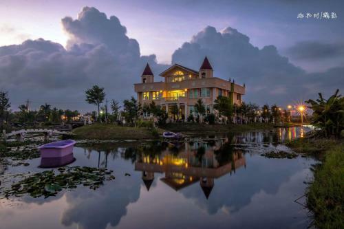 Love Lake Castle