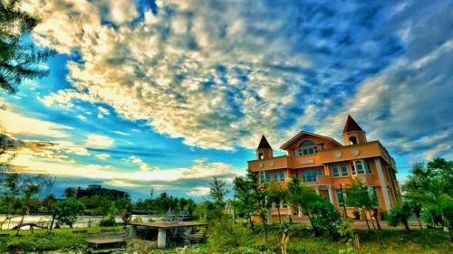 Love Lake Castle