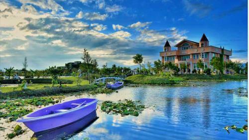 Love Lake Castle