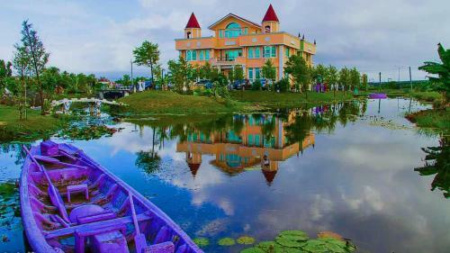Love Lake Castle
