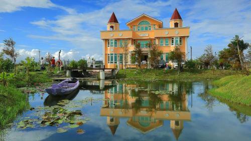 Love Lake Castle