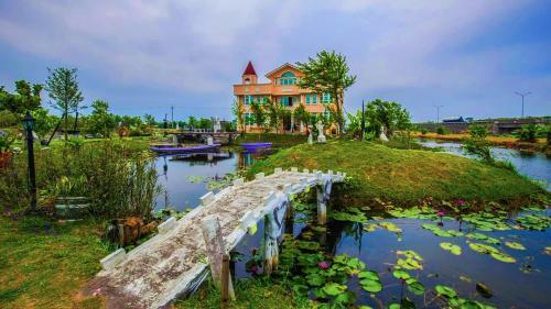 Love Lake Castle