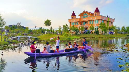 Love Lake Castle
