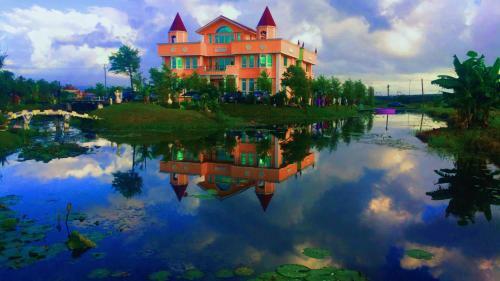 Love Lake Castle