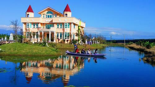 Love Lake Castle